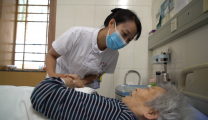 护士节专栏|【媒体聚焦】16年如一日！这位护士“比亲人更暖”